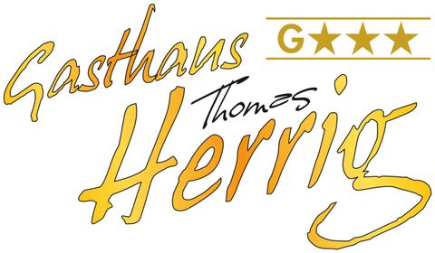 Ein Logo des Gasthauses Thomas Herrig mit vier Sternen. Es vermittelt Gastfreundschaft und einladende Atmosphäre.