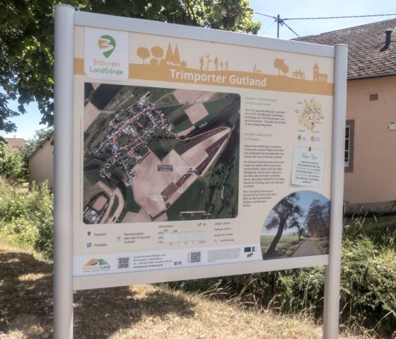Panneau d'information du sentier de randonnée Trimporter Gutland dans le Bitburger Land, avec carte et détails sur l'itinéraire., © TI Bitburger Land