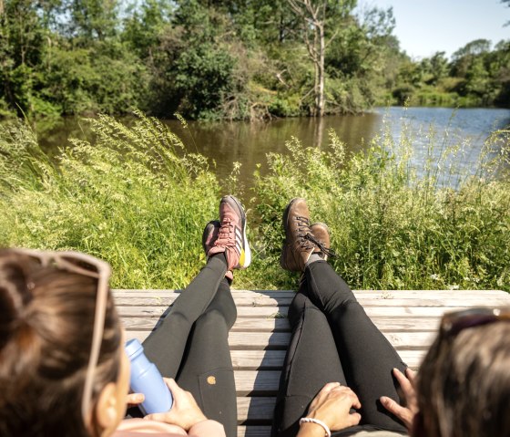 Pause d&eacute;tente au Mu&szlig;eplatz, &eacute;tang de p&ecirc;che au Richelberg, sentier du ruisseau, &copy; Eifel Tourismus GmbH, Dominik Ketz
