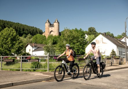 Kyll-Radweg, Mürlenbach mit Bertradaburg, &copy; Eifel Tourismus GmbH, Dominik Ketz