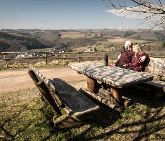 Hiking stop at the Marian column near Waxweiler, &copy; Eifel Tourismus GmbH, D. Ketz