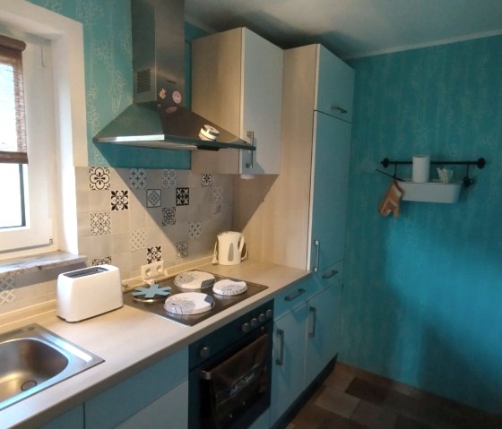 Küche mit Geschirrspüler u. 2 Sitzplätzen