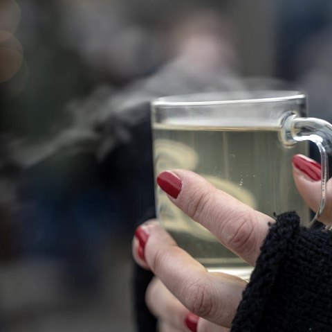 Hand mit Glühweintasse, © Pixabay