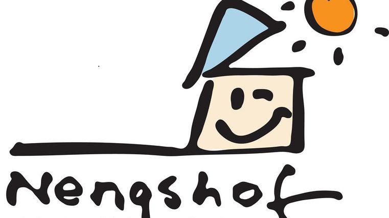 Ein fröhliches Logo mit einem lächelnden Gesicht und einem Haus, das eine blaue Mütze trägt. Der Text zeigt „Nengshof“ und „Erlebnis Eifel Urlaub“.