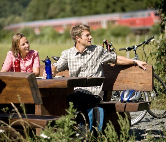 Pause sur la piste cyclable de la Kyll, © Dominik Ketz Photography / Eifel Tourismus GmbH