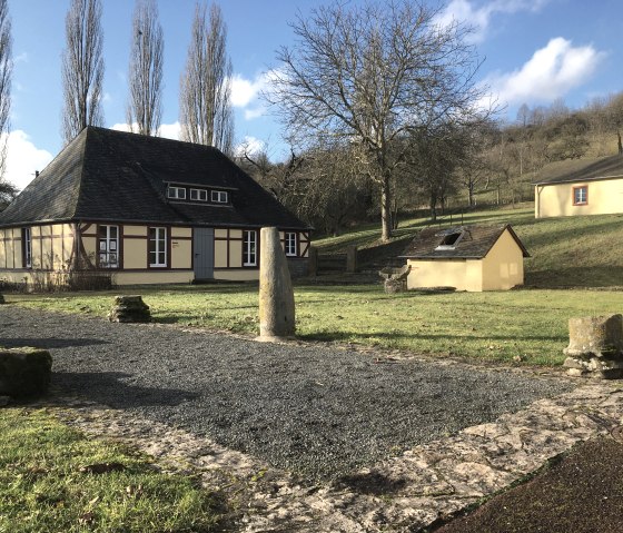 Historische gebouwen van Villa Otrang met vakwerkhuis en bijgebouwen in een landelijke omgeving, omringd door bomen en weiden., &copy; TI Bitburger Land