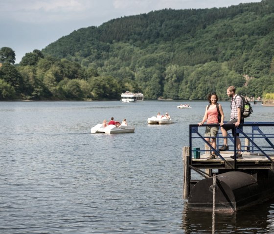 At the end of Eifelsteig stage 3: relaxing on the lakeshore in Einruhr, © Eifel Tourismus GmbH, D. Ketz