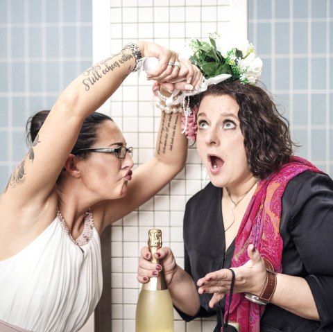 Weibsbilder  Abstellgleis- Anschluss verpasst