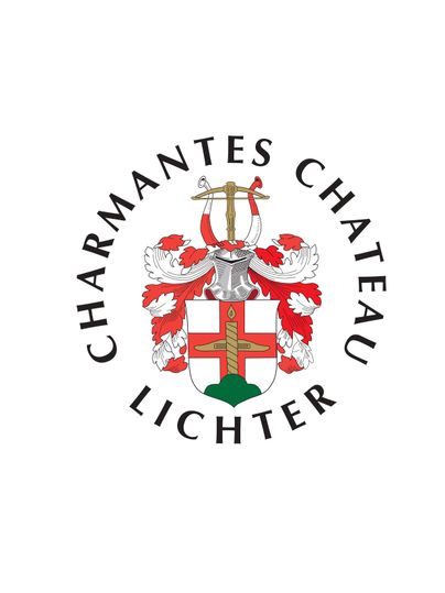 Een wapen met rode en witte elementen, dat de naam "Charmant Kasteel Lichter" omringt. Het stelt een kasteel- of familiewapen voor.
