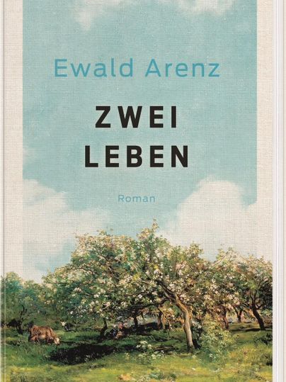 Das Bild zeigt ein Buchcover mit dem Titel "Zwei Leben" von Ewald Arenz. Im Hintergrund ist eine malerische Landschaft mit Obstbäumen und einem blauen Himmel zu sehen.