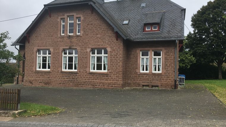 Altes Backsteingebäude mit Schieferdach in Wilsecker.