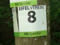 Ein Schild des Eifelvereins mit der Nummer 8 und der Aufschrift 'OG Speicher' ist an einem Baum befestigt., © Tourist-Information Bitburger Land