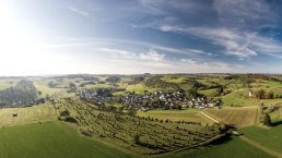 Uitzicht op de Calvarieberg en Alendorf op Eifelsteig etappe 7, © Eifel Tourismus GmbH, D. Ketz