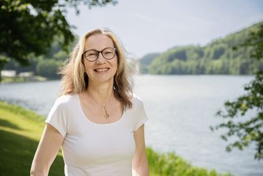 Die Mitarbeiterin Andrea Colling-Engel von der Tourist-Info Bitburger Land steht vor dem Stausee Bitburg