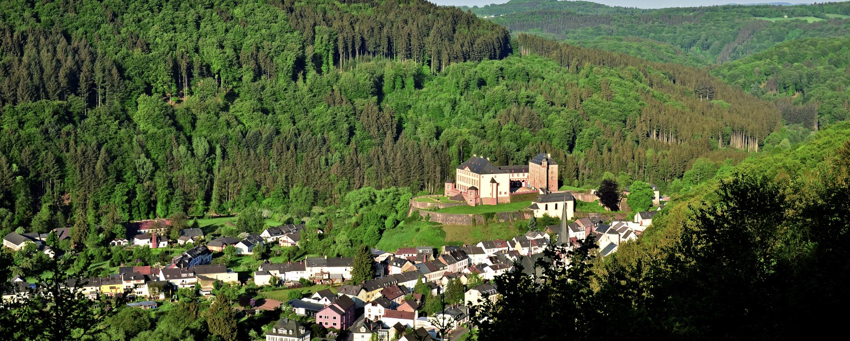 Panoramisch uitzicht op kasteel Malberg, © Tourist-Information Bitburger Land_Monika Mayer