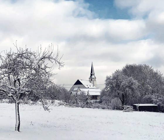 De bedevaartskerk in Weidingen in de sneeuw, &copy; Felsenland S&uuml;deifel Tourismus GmbH / Anna Carina Krebs