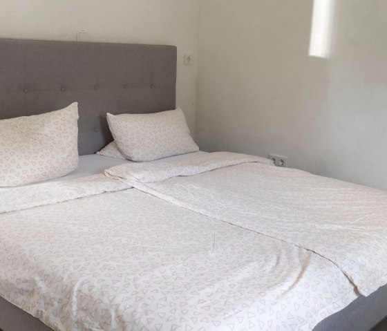 FeWo H&uuml;hn Schlafzimmer(c)TIBitMeS (5)