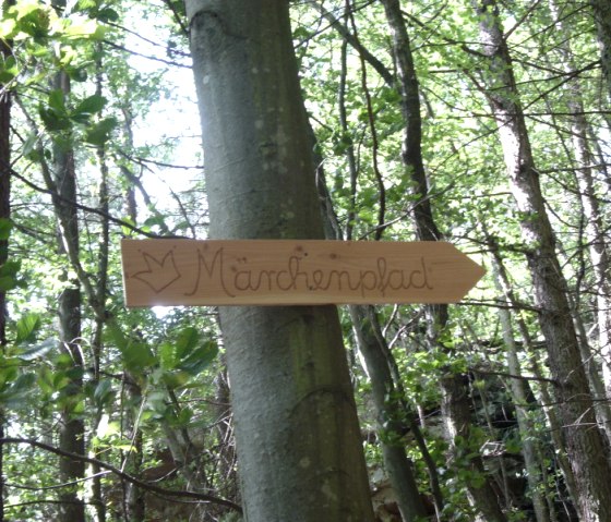 Cliquez ici pour le sentier des contes, © Annette & Paul-Theo Colljung