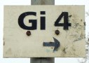 Verwittertes Schild mit der Aufschrift 'Gi 4' und einem Pfeil nach rechts. Das Schild ist rostig und abgenutzt., © Conny Meier