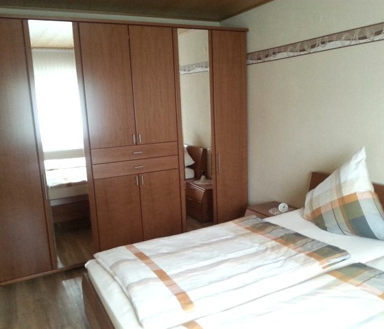 Schrank im Schlafzimmer, &copy; Karin Zewe