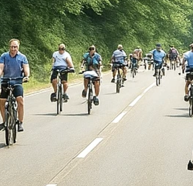 Radfahrer fahren eine Straße runter.