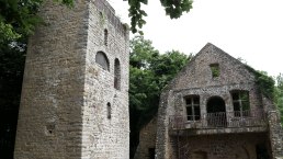 Die Ruine der Prümerburg oberhalb von Prümzurlay, © Felsenland Südeifel Tourismus GmbH
