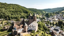 Bertradaburg mit Blick auf Mürlenbach, © Eifel Tourismus GmbH, Dominik Ketz