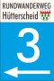 Wegweiser für den Rundwanderweg Hütterscheid, Nummer 3, mit einem Pfeil nach links. Oben ist ein Wappen abgebildet., © VDM