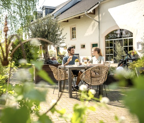 Tijd voor koffie met gebak in het gezellige boerderijcafé op het Nims fietspad bij Messerich, © Eifel Tourismus GmbH, Dominik Ketz