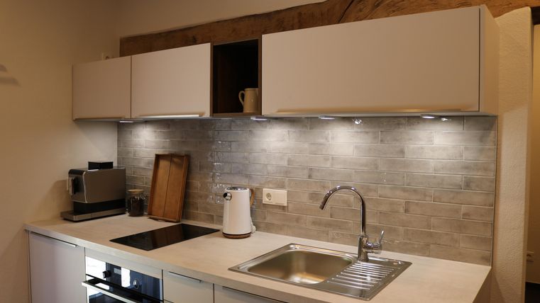 Een modern ingerichte keuken met alles wat je nodig hebt.
De uitrusting omvat een fornuis (met magnetron), koelkast, vaatwasser, koffiezetapparaat, een toaster en waterkoker.