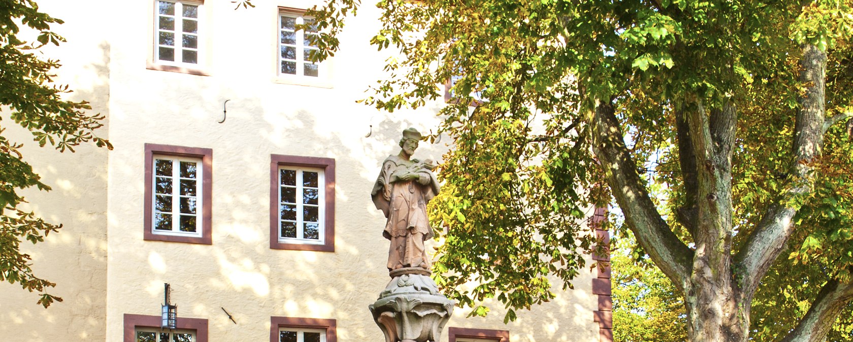 Historischer Ortskern Dudeldorf - Kreuz vor der Burg Dudeldorf, © TI Bitburger Land