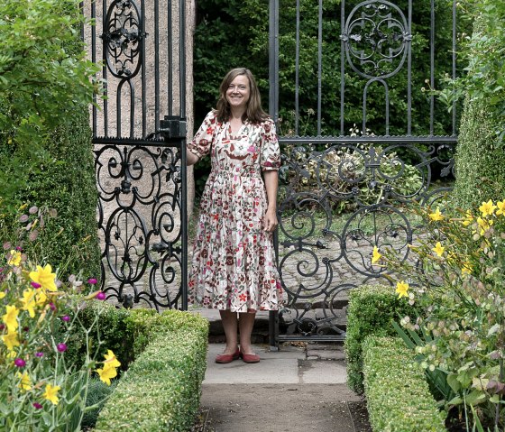 G&auml;stef&uuml;hrerin Bianca H&ouml;ftmann im Eisernern Garten auf Schloss Malberg, &copy; Dieter H&ouml;ftmann