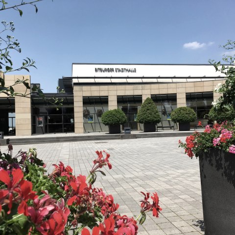 Außenansicht der Stadthalle Bitburg, © TI Bitburger Land