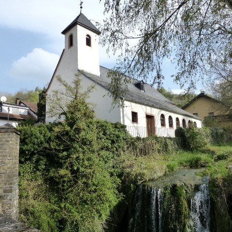 De kerk van Hüttingen en de waterval in het dorp, © NaturAktivErleben