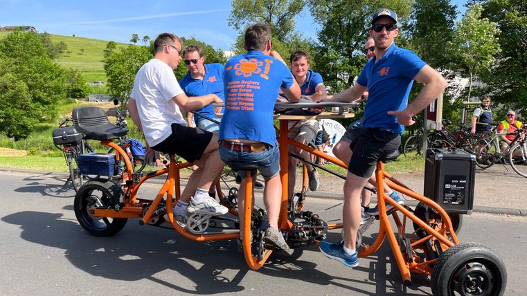 Rad auf dem mehrere Leute gleichzeitig fahren können