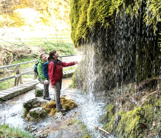 Verfrissing bij de Dreimühlen waterval op de Eifelsteig, © Eifel Tourismus GmbH, D. Ketz