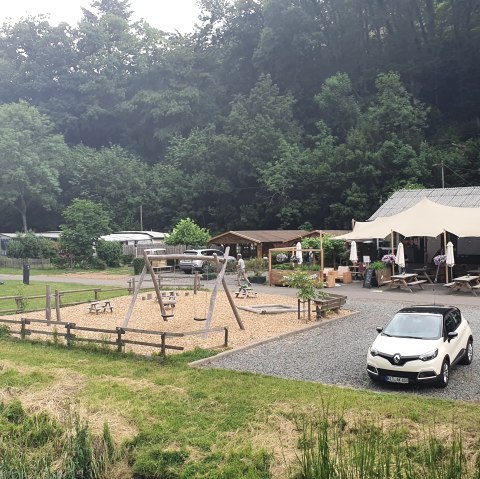 Das Camp Kyllburg liegt direkt an der Kyll, © TI Bitburger Land