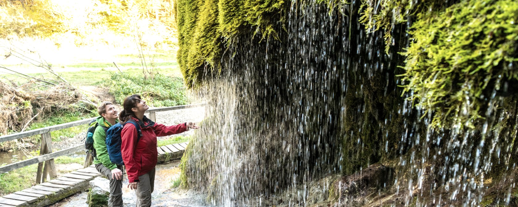 Verfrissing bij de Dreimühlen waterval op de Eifelsteig, © Eifel Tourismus GmbH, D. Ketz