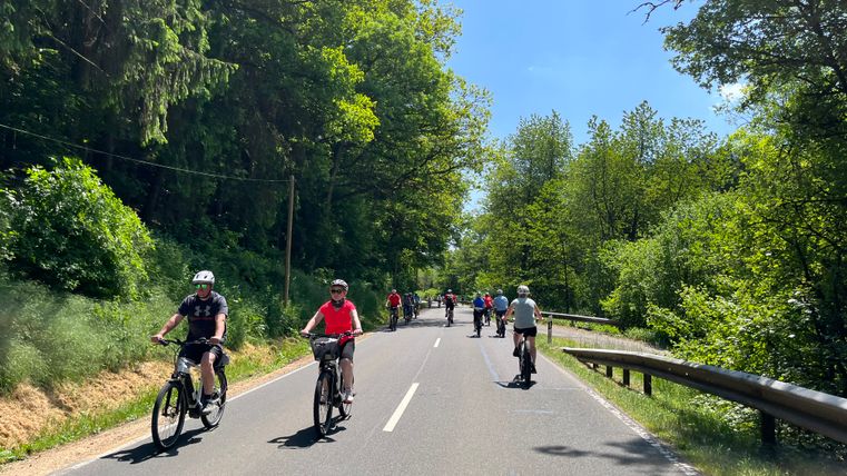 Auf einer Straße fahren Radfahrer. Die Straße ist für den Autoverkehr gesperrt, da der Raderelbnistag NImms Rad stattfindet