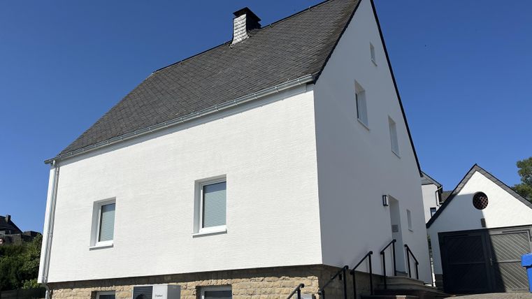 Vooraanzicht van het vakantiehuis met een gemetselde trap naar de ingang.