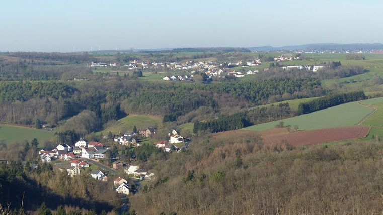 Landschaftsansicht von Philippsheim mit Häusern und Feldern.