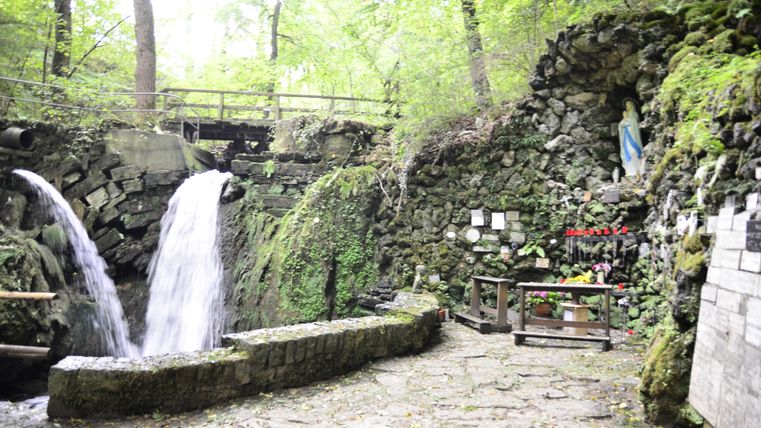 Mariengrotte Albach mit Wasserfällen und Marienstatue.