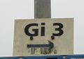 Ein Schild mit der Aufschrift 'Gi 3' und einem Pfeil nach rechts.