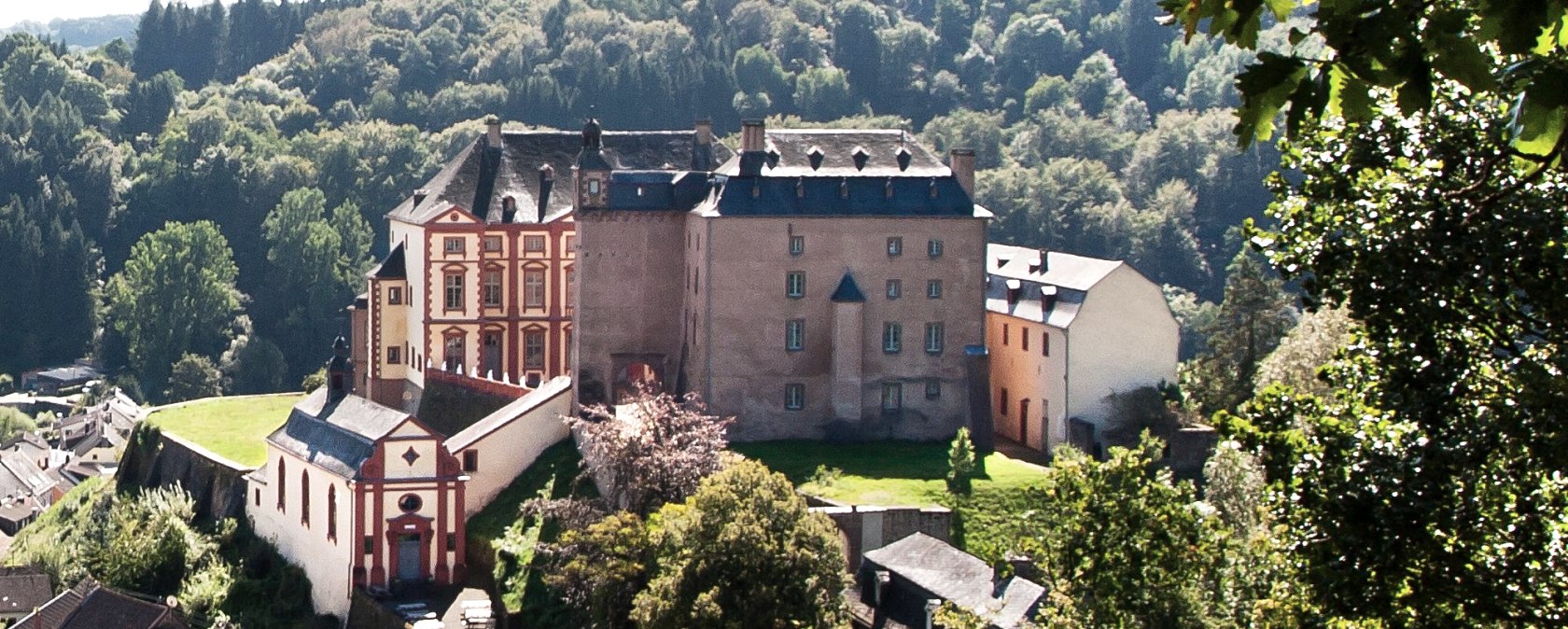 Blick auf Schloss Malberg, © Tourist-Information Bitburger Land