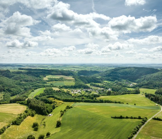 Tolle Aussicht auf die Landschaft der S&uuml;deifel, &copy; D. Ketz