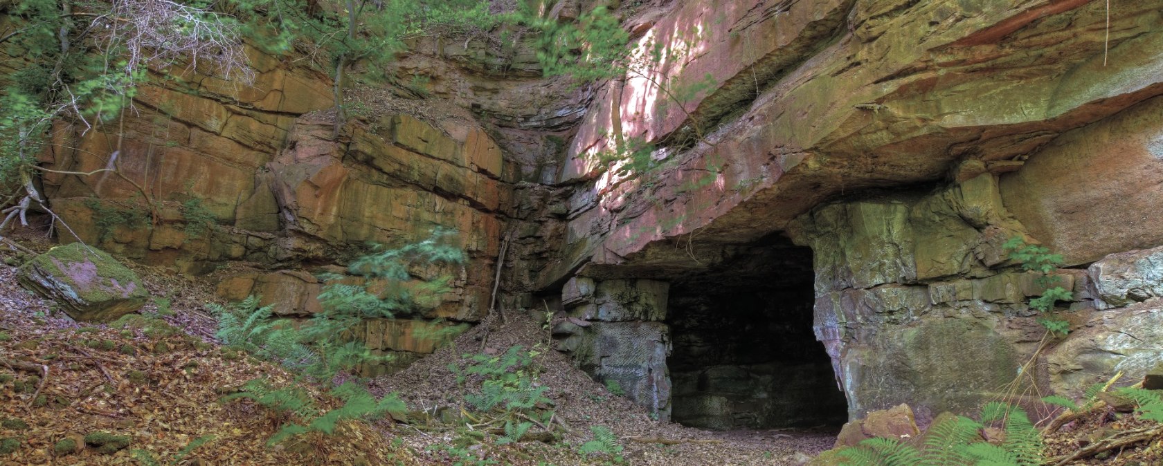 The red sandstone cave, © Naturpark Südeifel, C. Schleder