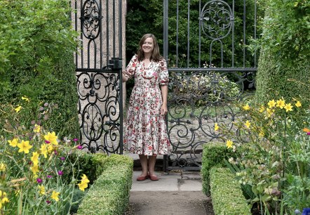 Gästeführerin Bianca Höftmann im Eisernern Garten auf Schloss Malberg, © Dieter Höftmann