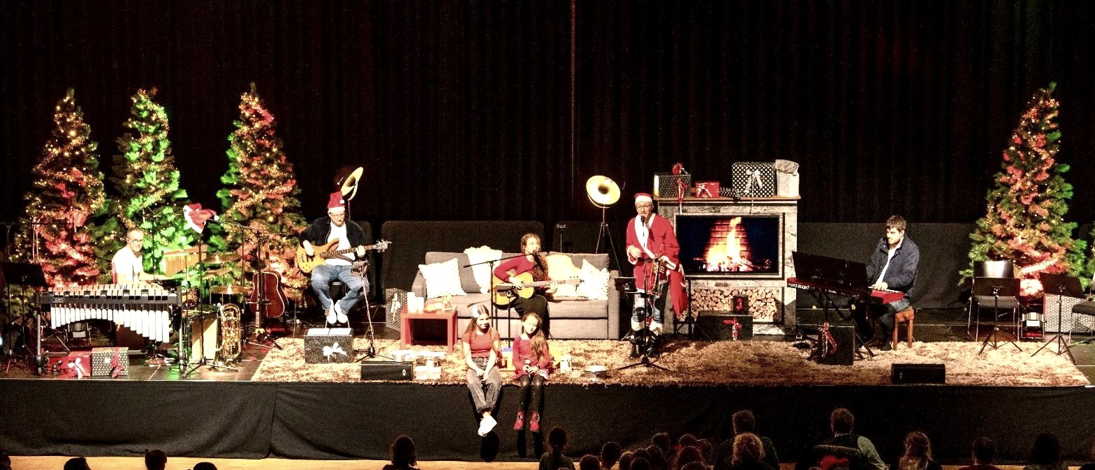 Kinderkonzert weihnachtliche Bühne, © Rainer Tures Band