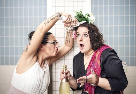 Weibsbilder  Abstellgleis- Anschluss verpasst