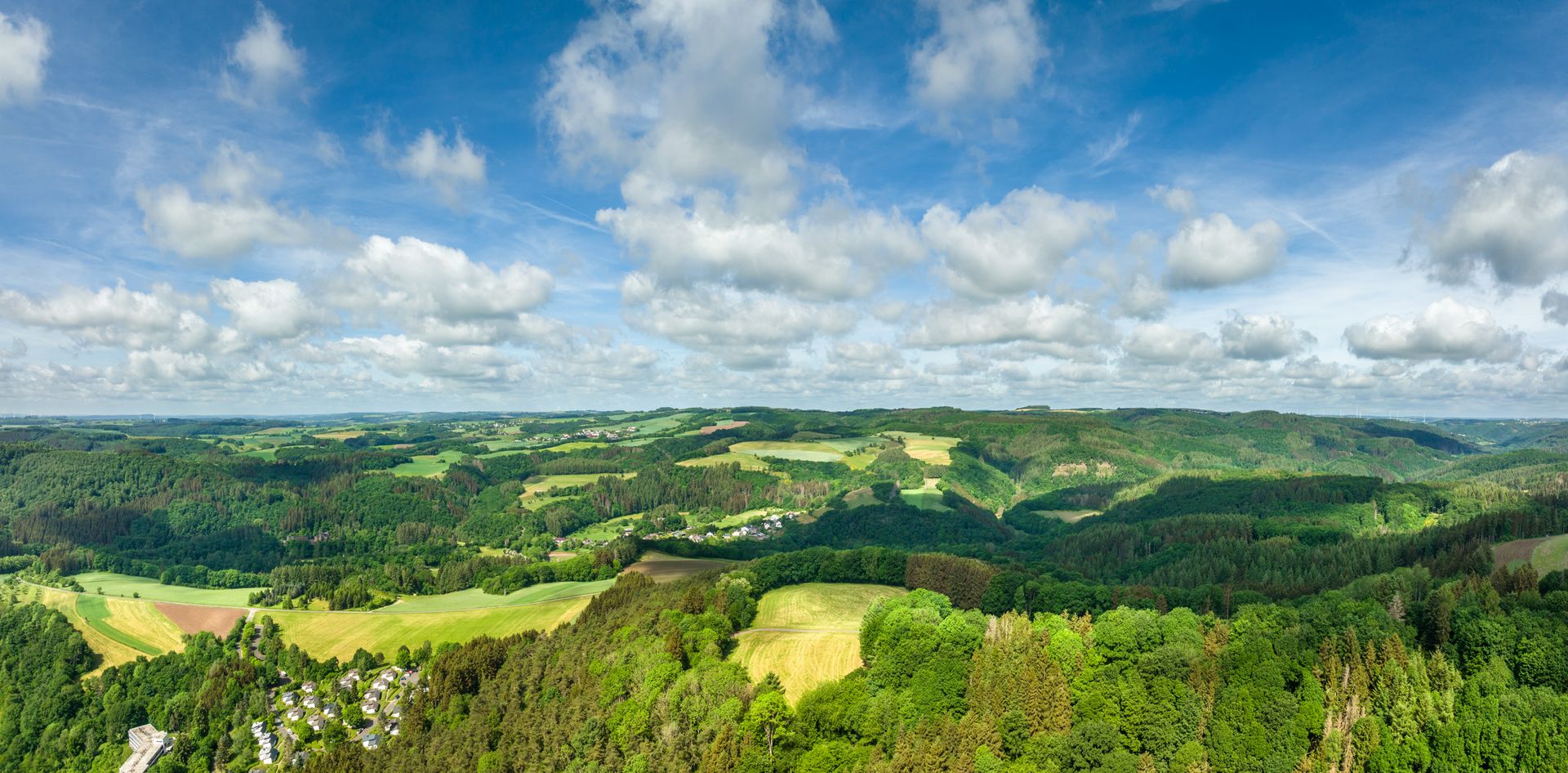 Blick auf die Landschaft des Naturwanderparks aus der Vogelperspektive